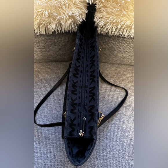Michael Kors ⭐️ Black Signature Tote with Gold Chain Straps - Picture 4 of 5